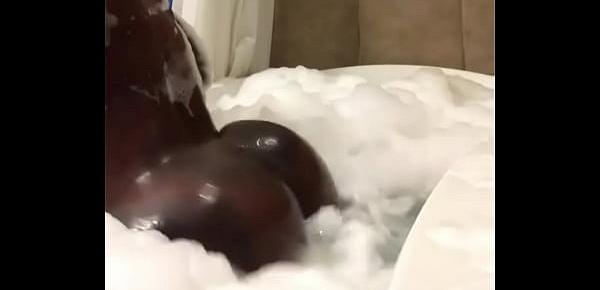  Sexy black girl twerking in the tub